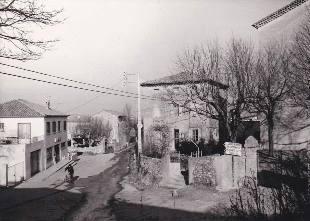 mairie-st-hilaire-noir-blanc-gard-ales-sentier