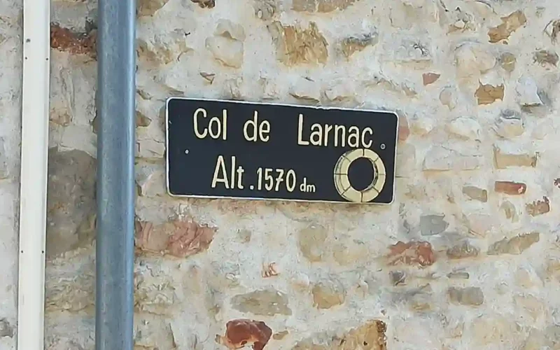 place-larnac-acacias-col-saint-hilaire-patrimoine