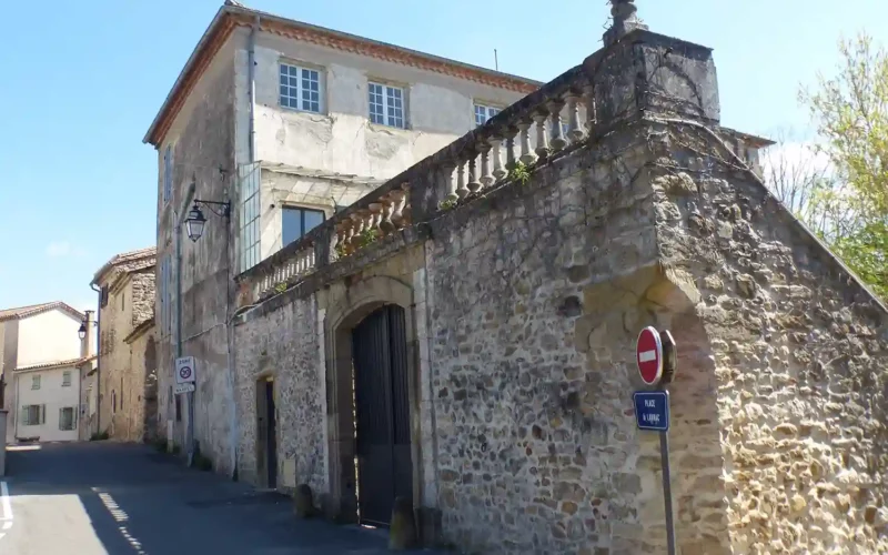 place-larnac-acacias-exterieur-saint-hilaire-patrimoine