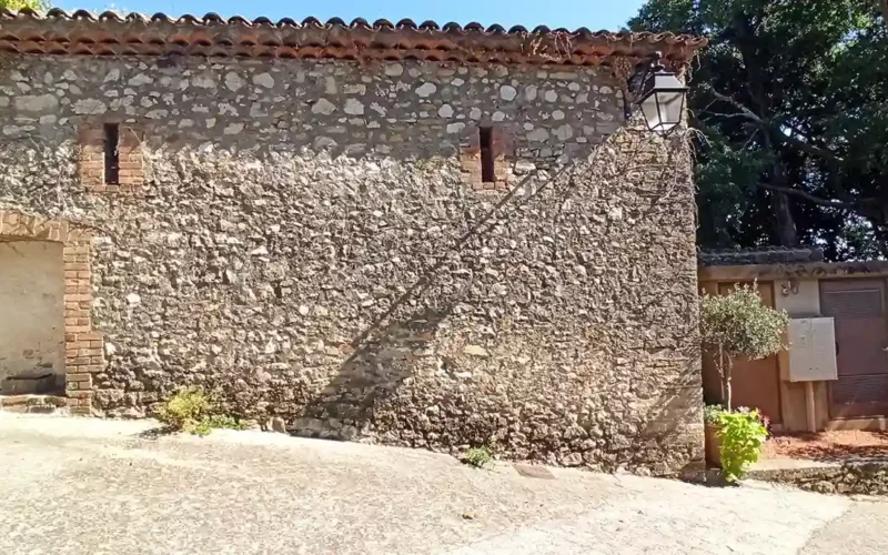 place-larnac-exterieur-saint-hilaire-patrimoine