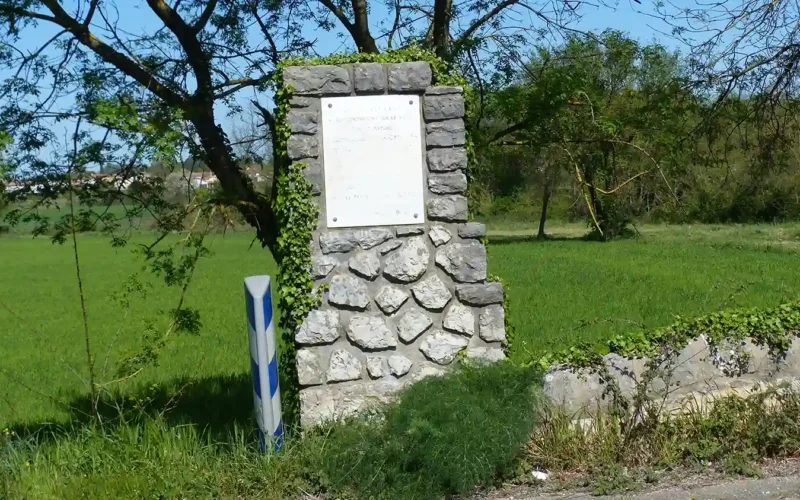 place-pont-avene-exterieur-saint-hilaire-patrimoine place-pont-avene-exterieur-saint-hilaire-patrimoine