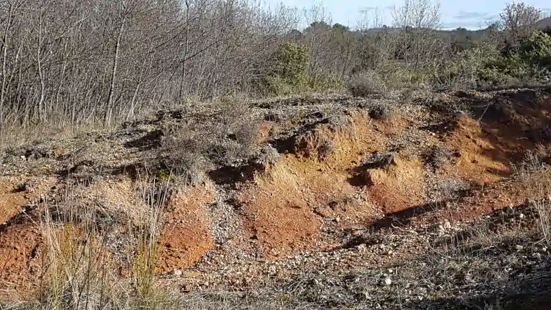 Terres-rouges-sentier-histoire-géologique